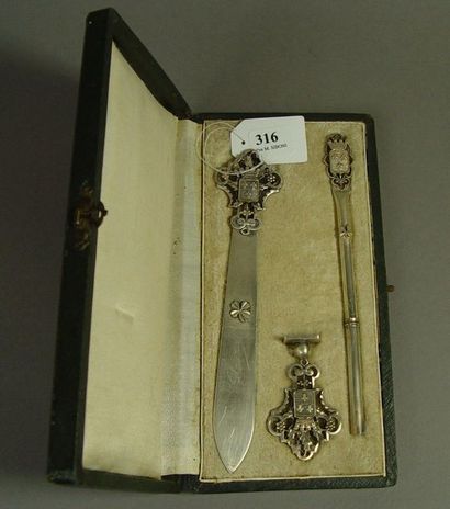 null 316- Silver writing set decorated with a coat of arms ''fleur de lys'' and holly...