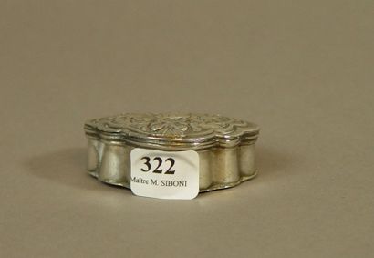 null 322- Pill box in fretworked silver with floral decoration Foreign Work Pds:...