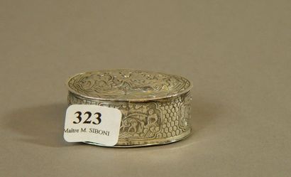 null 323- Oval pill box in silver engraved and chiselled with characters Pds: 30...