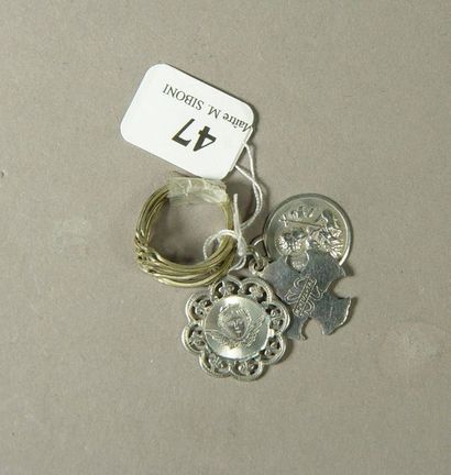 null 47- Medals, crosses and silver semainier ring

Weight: 6.6 g