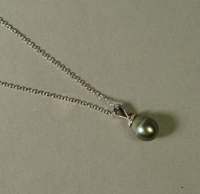 null 49- Tahitian pearl pendant

White gold bélière and silver chain (weight: 2.1...