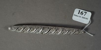 null 167- Broche barrette en platine et or gris ajourée entièrement sertie de diamants...