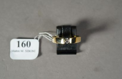 null 160- Bague anneau en or jaune 14K ornée d'un diamant d'environ 0,20 ct

Tour...