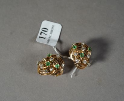 null 170- Clips d'oreilles en fils d'or 18K torsadés surmontés de trois émeraudes...