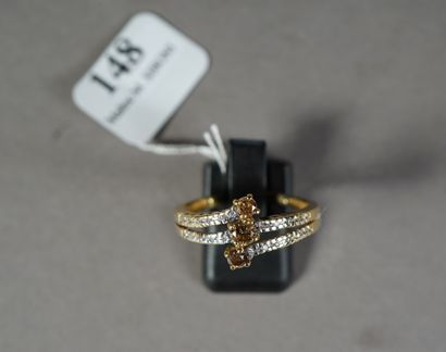 null 148- Bague en or jaune 14K sertie de trois diamants cognac

Tour de doigt :...