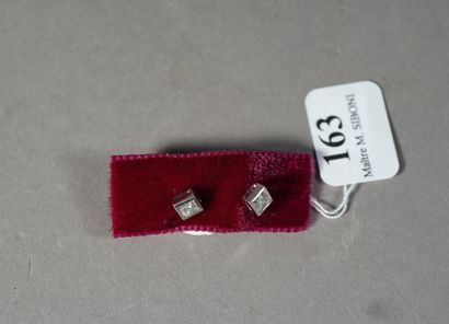 null 163- Paire de clous d'oreilles en or gris ornés chacun d'un diamant carré taille...