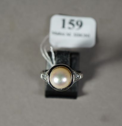 null 159- Bague en or gris sertie d'une perle de culture blanche (diamètre 8,7 mm)...