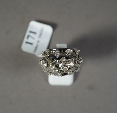 null 171- Bague Dôme en platine ornée d'un diamant d'environ 0,95 ct taillé en brillant...