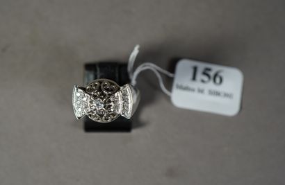 null 156- Bague ''Noeud'' en or gris sur un dôme ajouré serti de diamants au centre...