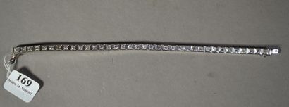 null 169- Bracelet ligne en or gris entièrement serti de diamants taillés en brillants...