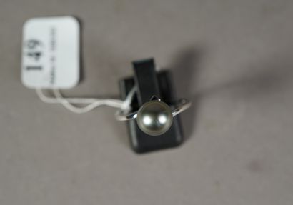 null 149- Bague en or gris ornée d'une perle grise de Tahiti (diamètre : 9 mm)

Tour...