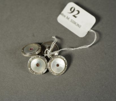 null 92- Pair of round mother-of-pearl cufflinks

Silver setting

Weight: 5,4 g