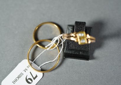 null 79- Two gold wedding rings

A yellow gold ring set with two pearls is attached

Weight:...