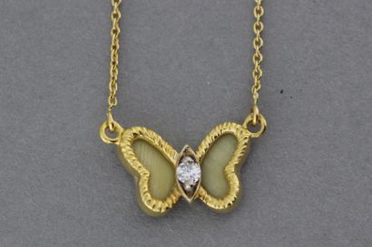 null 62- Gold necklace with a butterfly motif centred on a brilliant

L: 36 cm

Weight:...