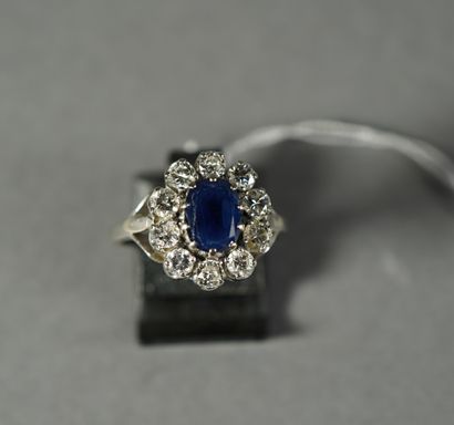 null 61- White gold ''daisy'' ring set with a sapphire surrounded by diamonds

Finger...