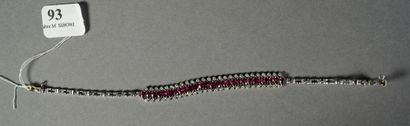 null 93- Soft bracelet in 14K white gold

Central motif set with navette rubies and...