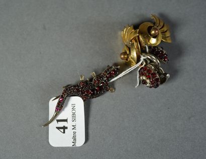 null 
41- Lot including: 




Silver lizard brooch, the body decorated with garnets




Period...