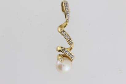 null 75- Pendentif ''torsade'' en or serti de brillants retenant une perle

Pds :...
