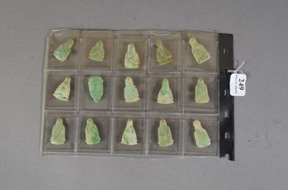 null 249- Lot de quinze sujets pendentifs ''bouddha'' en jade jadéite