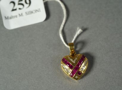 null 259- Pendentif ''coeur'' en or serti de rubis calibrés et de brillants

Pds...