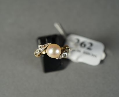 null 262- Bague en or jaune sertie d'une perle épaulée de petits diamants taillés...