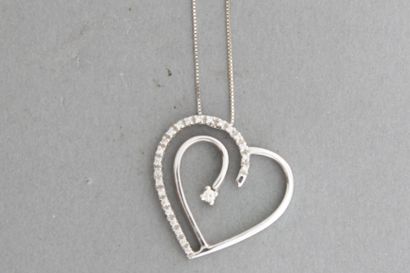 null 71- Gold chain with a heart pendant set with diamonds

Weight: 5,5 g