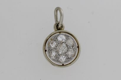 null 112- Round gold pendant with diamonds

Wt: 1,3 g