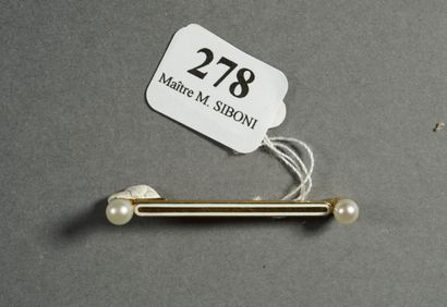 null 278- Broche barrette en or et émail blanc sertie à l'extrémité de deux perles

Pds...