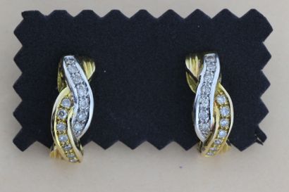 null 77- Pair of two-coloured gold earrings set with diamonds

Wt: 4,7 g