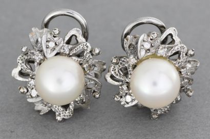 null 105- Pair of gold earrings with pearls surrounded by diamonds

Wt: 7,3 g