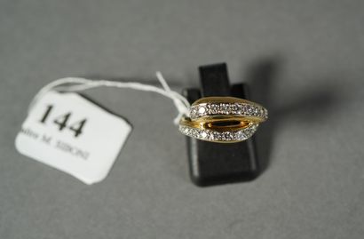 null 144- CARTIER

Bague à double anneaux sertie de diamants

Tour de doigt : 49

Pds...