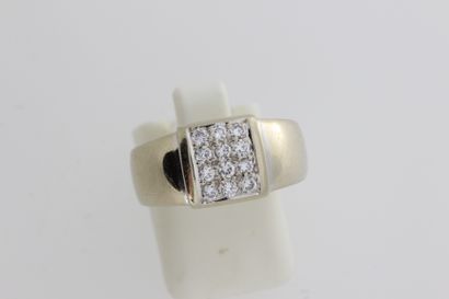 null 70- Gold ring with paved diamonds

Weight: 10,6 g