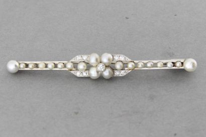 null 65- Platinum barrette set with fine pearls and diamonds

L : 6,5 cm

Weight:...