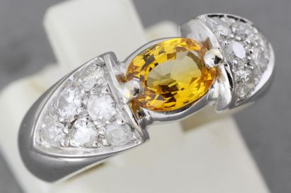 null 264- Bague en or ornée d'un saphir jaune épaulé de deux pavages de diamants

Pds...
