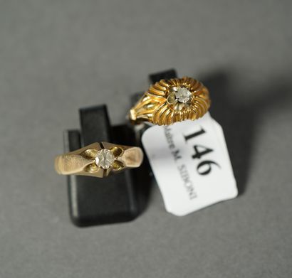 null 146- Two yellow gold rings set with white stones

Weight: 4,65 g