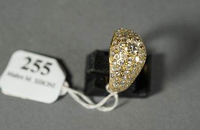 null 255- Bague en or jaune sertie d'un diamant entouré d'un pavage de diamants

Tour...