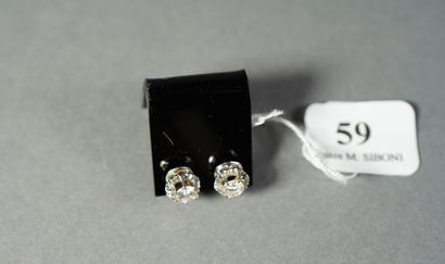 null 59- Pair of white gold stud earrings each set with a diamond

Wt: 2,90 g