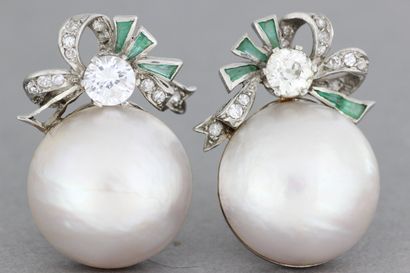 null 67- Pair of gold earrings with Mabé pearls topped with diamonds and emeralds

Weight:...