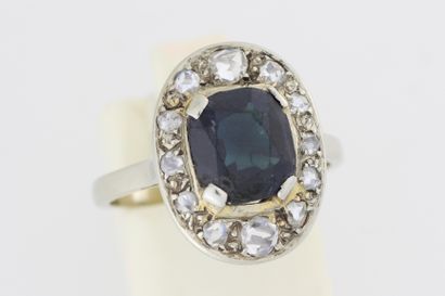null 104- Gold ring with a sapphire surrounded by diamonds

Wt: 3,8 g