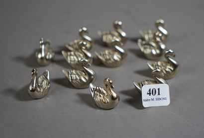 null 401- Douze porte-menu à décor de cygnes en métal argenté