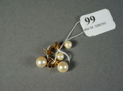 null 99- Two pairs of gold earrings set with cultured pearls