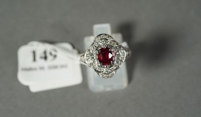 null 149- White gold ring set with a ruby (1.23 ct approx.) and diamonds (0.40 ct...