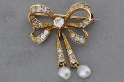 null 74- Gold ''knot'' brooch set with diamonds and pearls

3 x 2,5 cm

Weight: 4,9...