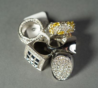 null 9- Five rhinestone and white metal rings