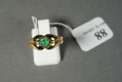 null 88- 18K gold ring with an emerald cabochon

Finger size: 54

Weight: 6,8 g