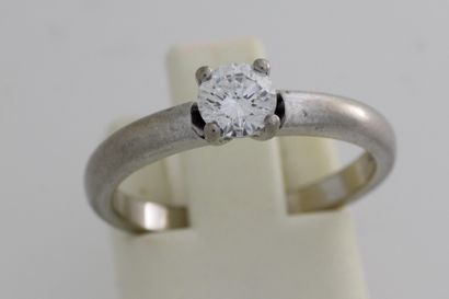 null 111- White gold ring set with a solitaire brilliant

Weight: 3,7 g
