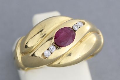 null 139- Gold ring with a ruby and diamonds

Weight: 5 g