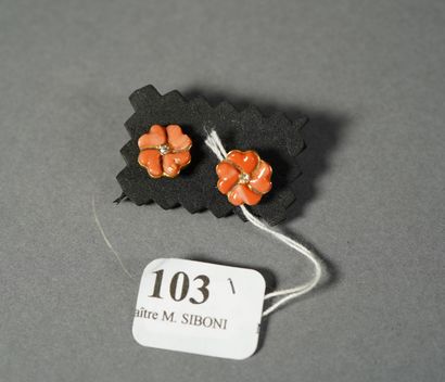 null 103- Pair of gold and coral flower earrings with diamonds

Wt: 3,4 g