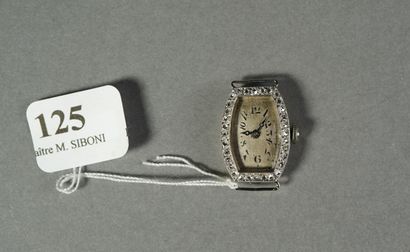 null 125- Montre en or gris (sans bracelet) à cadran tonneau entouré de diamants...