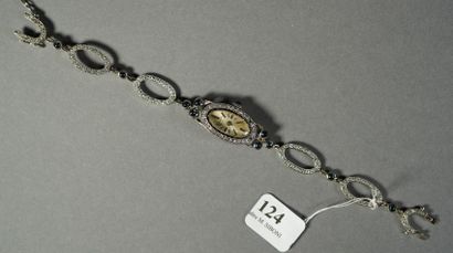 null 
124- ZENITH




Montre bracelet de dame en platine




Boîtier ovale épaulé...